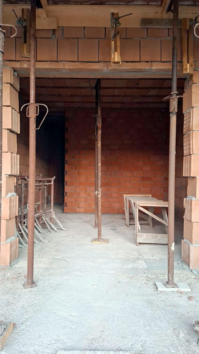 Přízemí: podepřený strop
